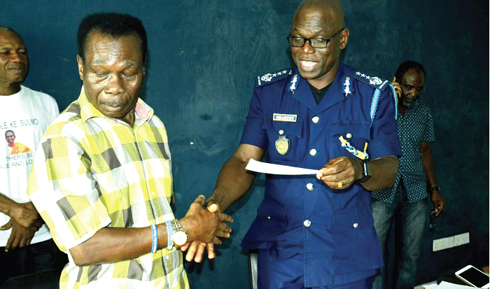 Frederick Ghartey, Treasurer of the GBA, hands over the cheque for $4,800 to Ghana’s firstworld champion, D.K Poison